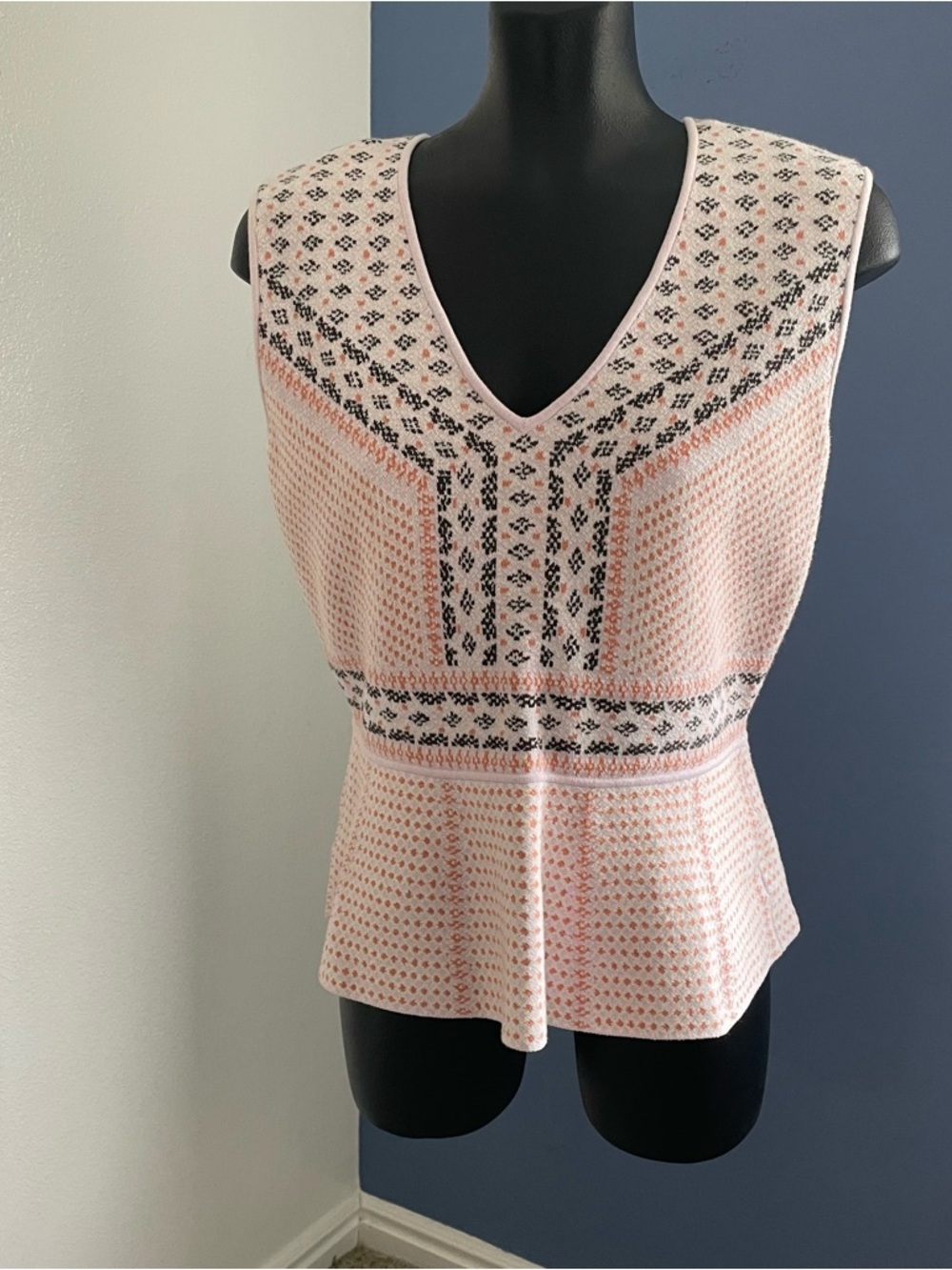 BCBGMaxAzria Pink & Black Patterned V-Neck Tank